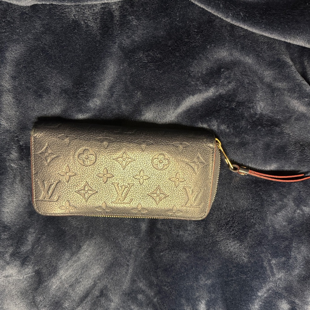 ✨ Authentic Louis Vuitton Zippy Wallet ✨